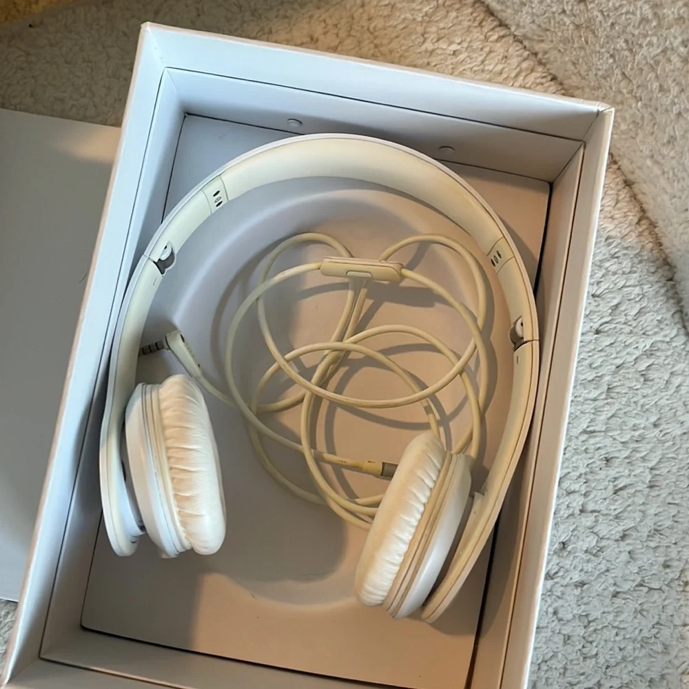 Beats By Dre Solo HD Headphones - Picture 6 of 12